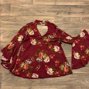 Flared sleeve pattern low cut shirt